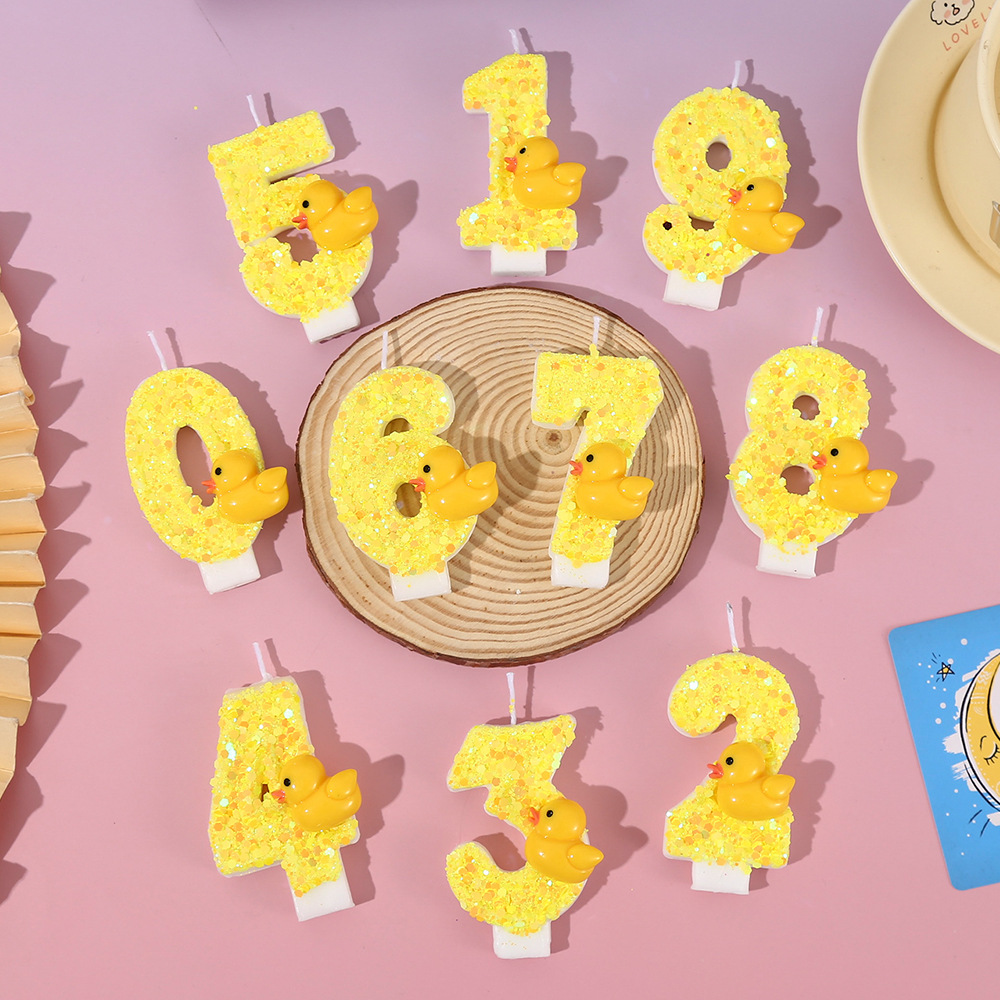 鮮やかな黄色の小さなアヒルの形をしたデジタルキャンドル。パー - Holiday Candle Set のレビューと価格